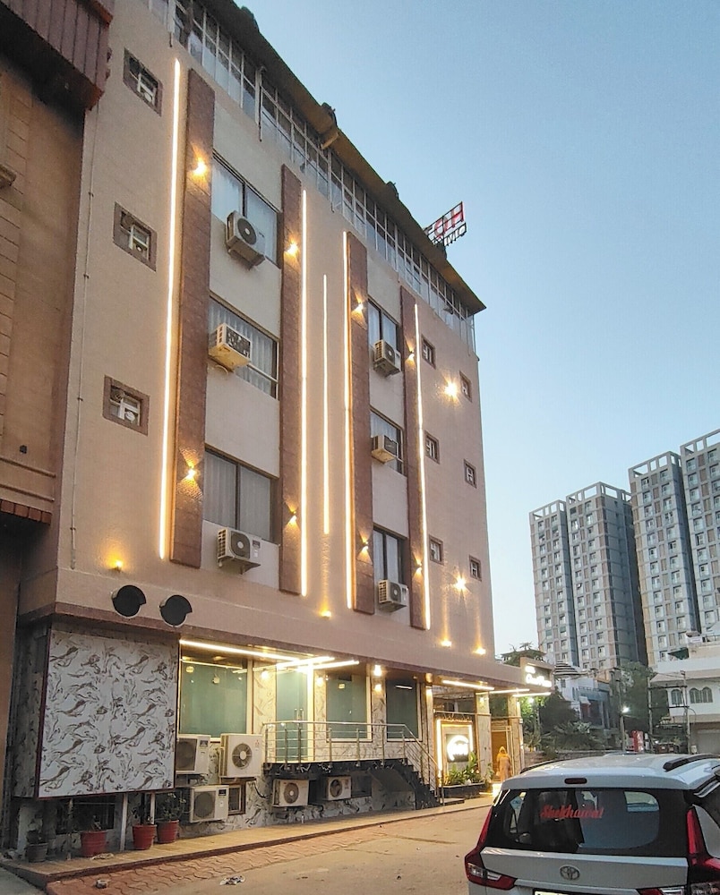 Omni Plaza 3/50