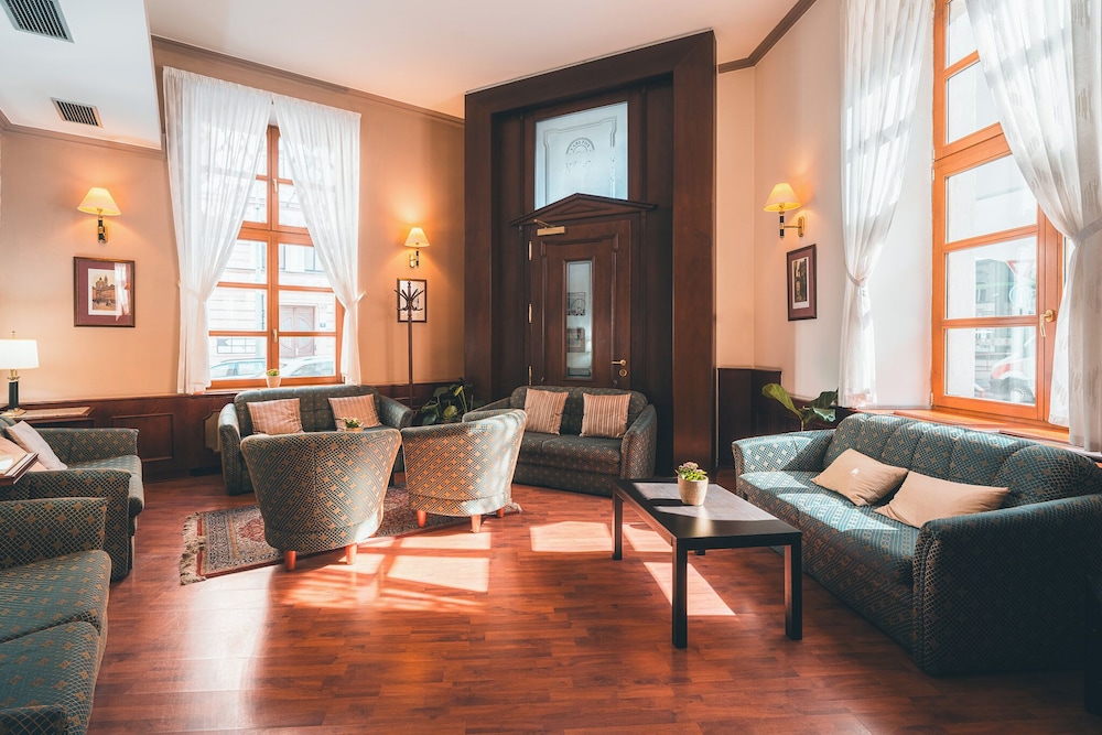 Carlton Hotel 37/51