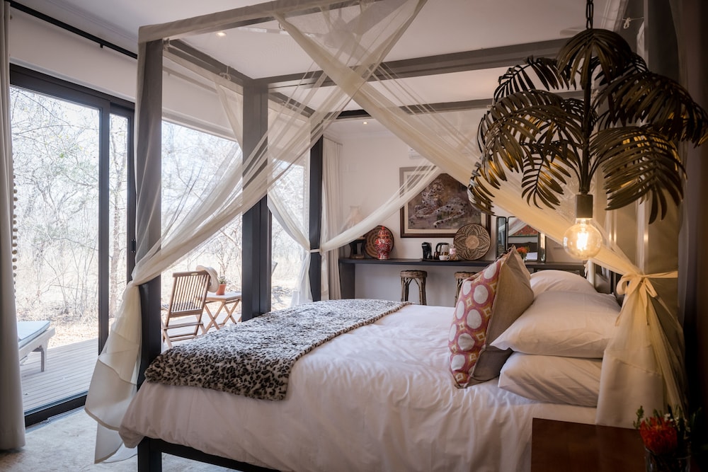 Safari Moon Luxury Bush Lodge 5/50