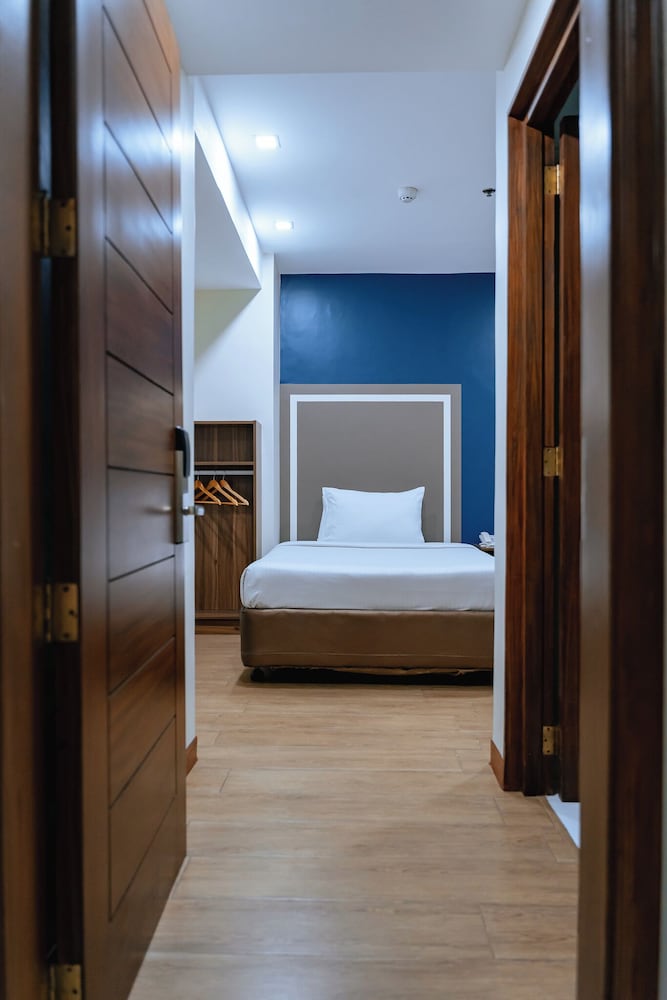 STANDARD, TRIPLE, 2 DOUBLE BEDS, NO WINDOW