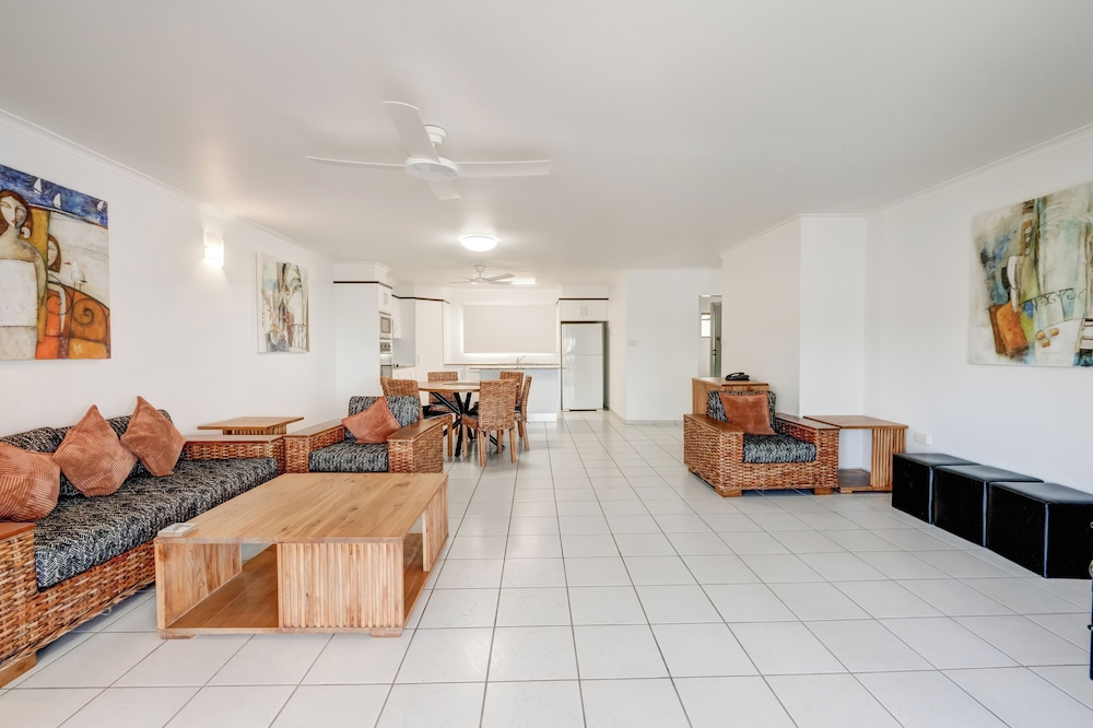 Roydon Beachfront Holiday Apartments 28/50