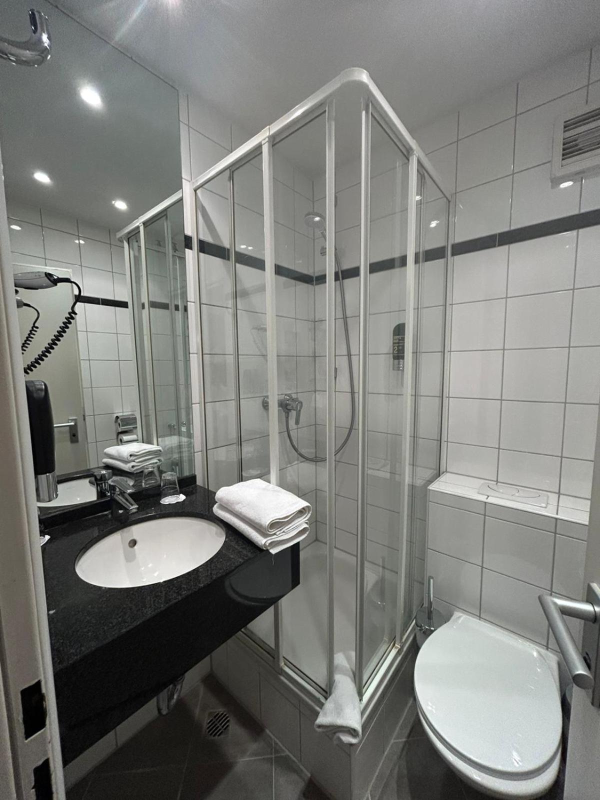 استوديو سوبيريور، Hotel Medo Koln 5/6