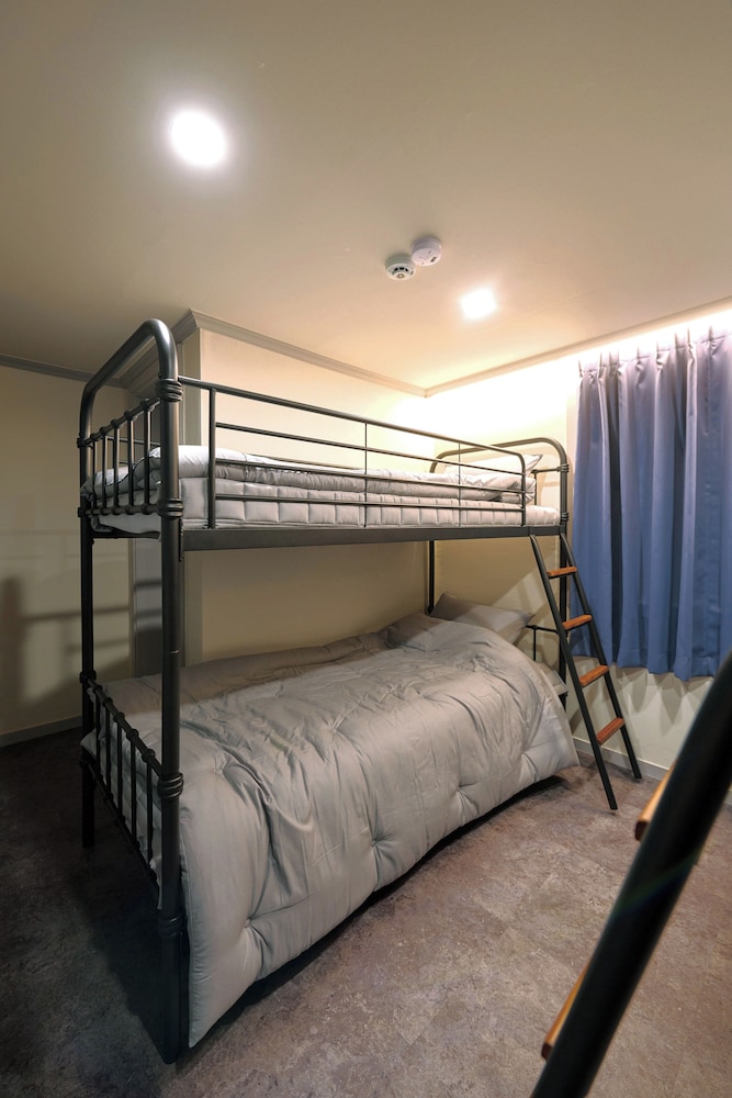 88 Hostel 25/49