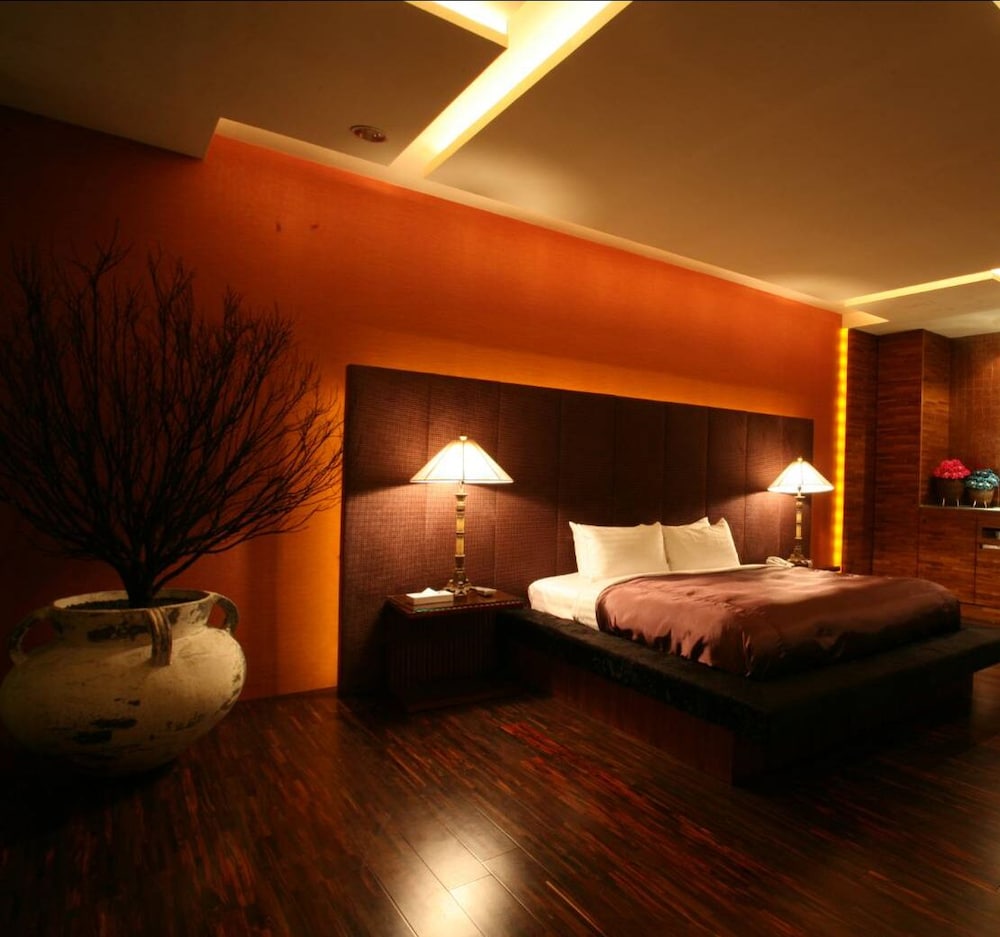 Chateau Motel 4/50