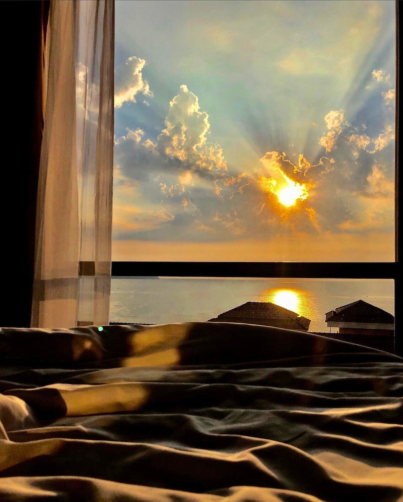 Sunny Ocean Hotel & Apartment 67/71