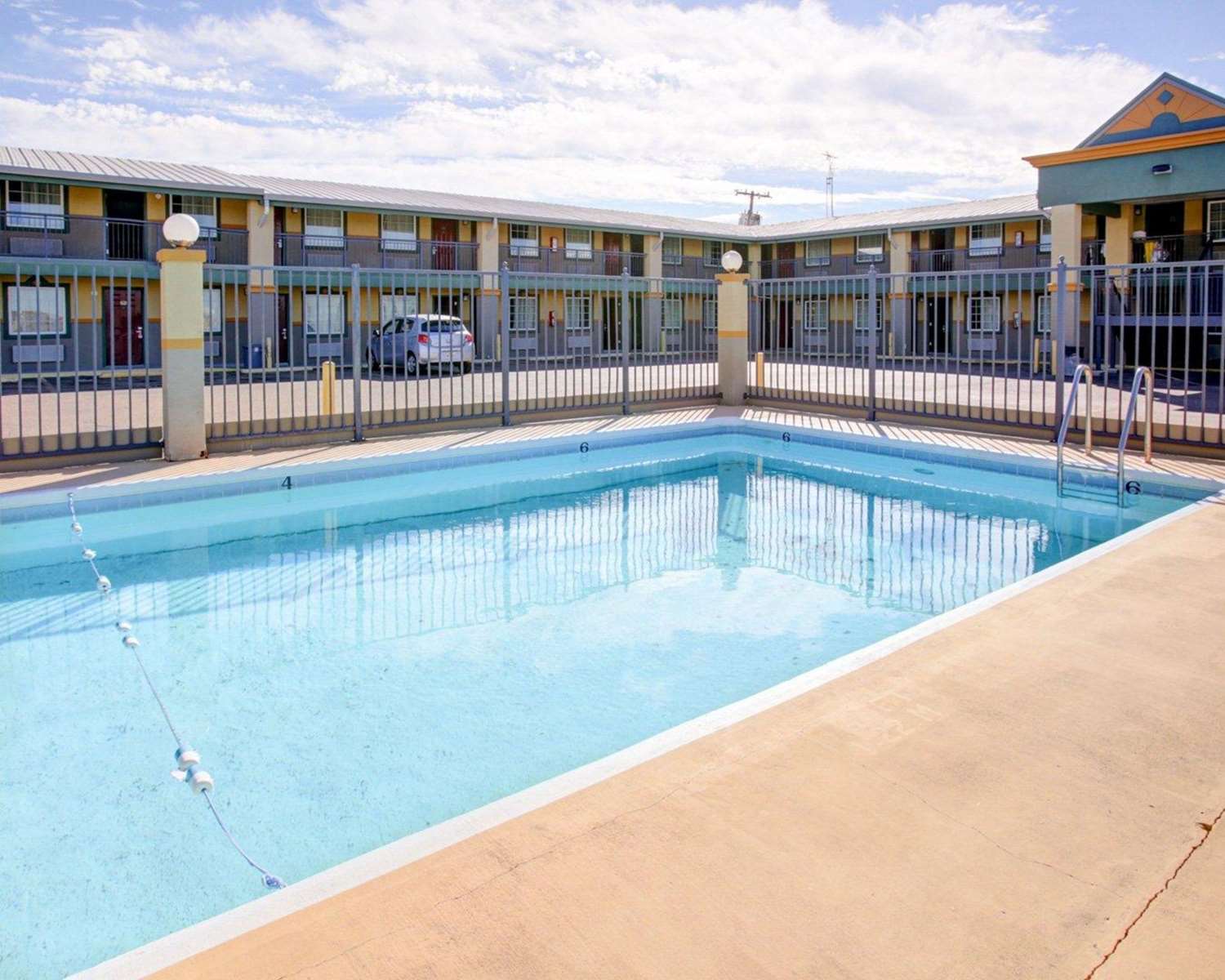 Econo Lodge Temple, TX 18/31