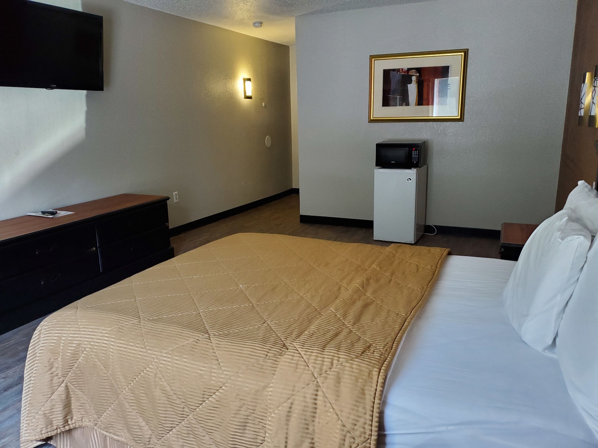 ROOM, QUEEN BED