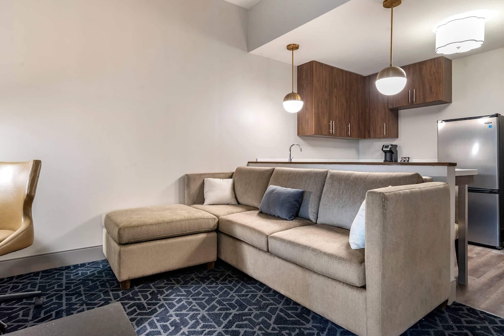 Suite, King Bed, Parlor