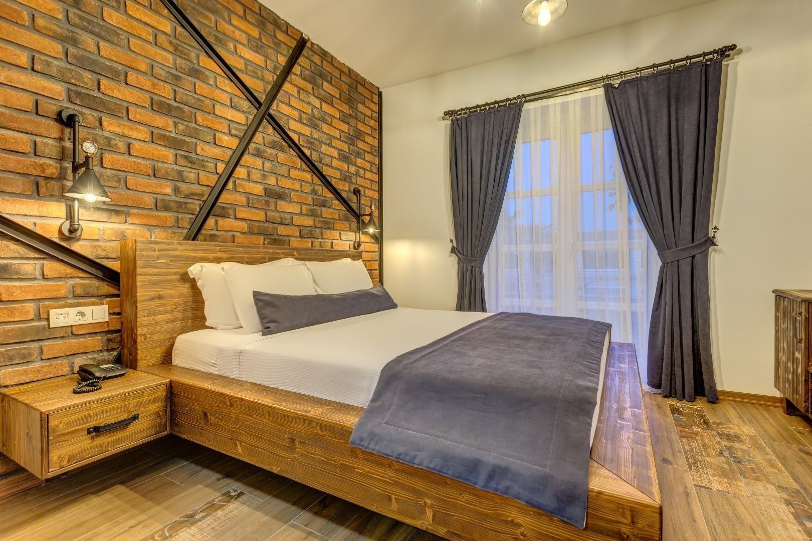 EXCLUSIVE, QUEEN BED, POOL VIEW, JETTED TUB