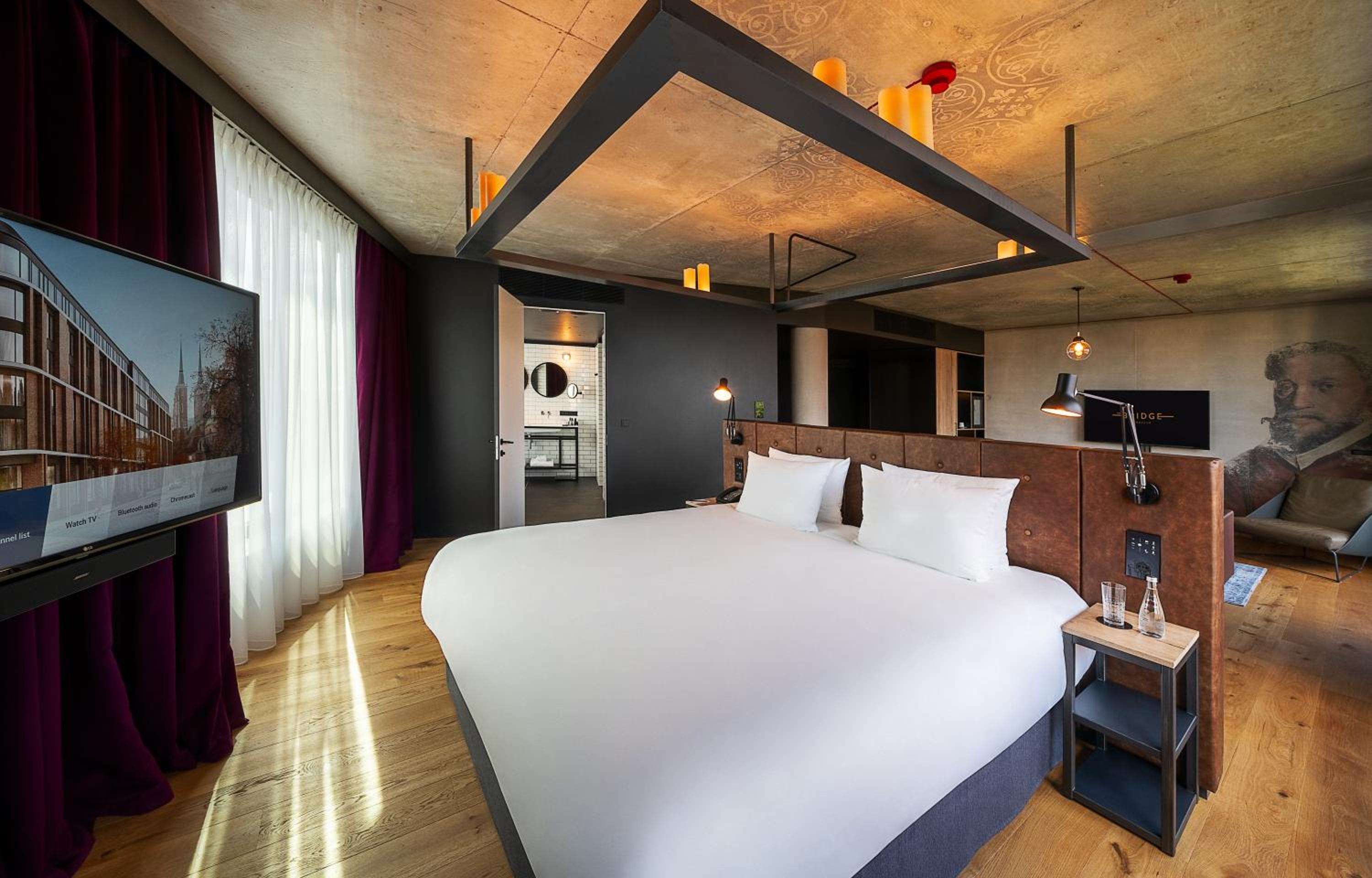 EXECUTIVE, SUITE