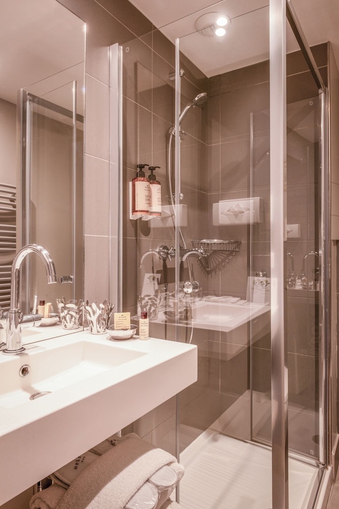 Suites and Hotel Helzear Champs Elysees 63/65
