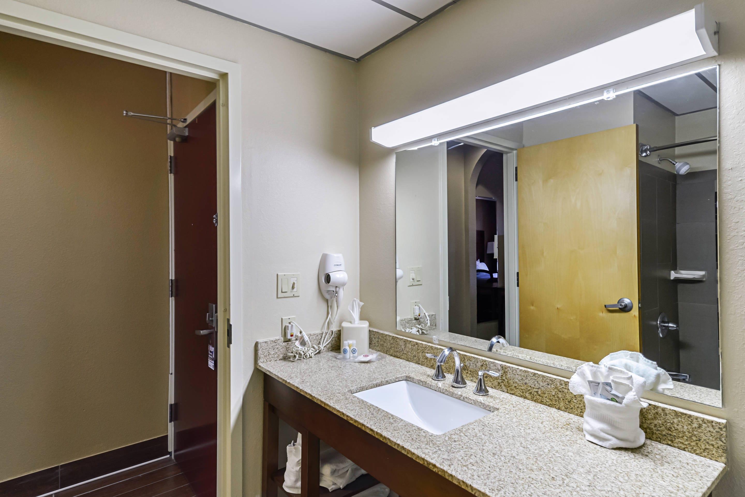 SUITE, KING BED