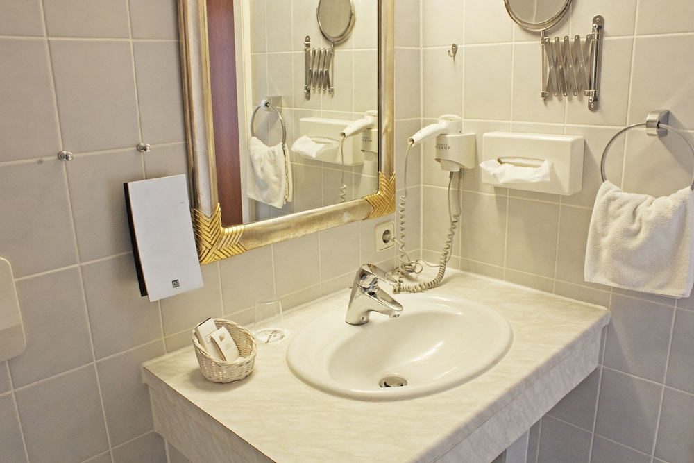 Hotel Bayerischer Hof Kur- & Sporthotel 48/50
