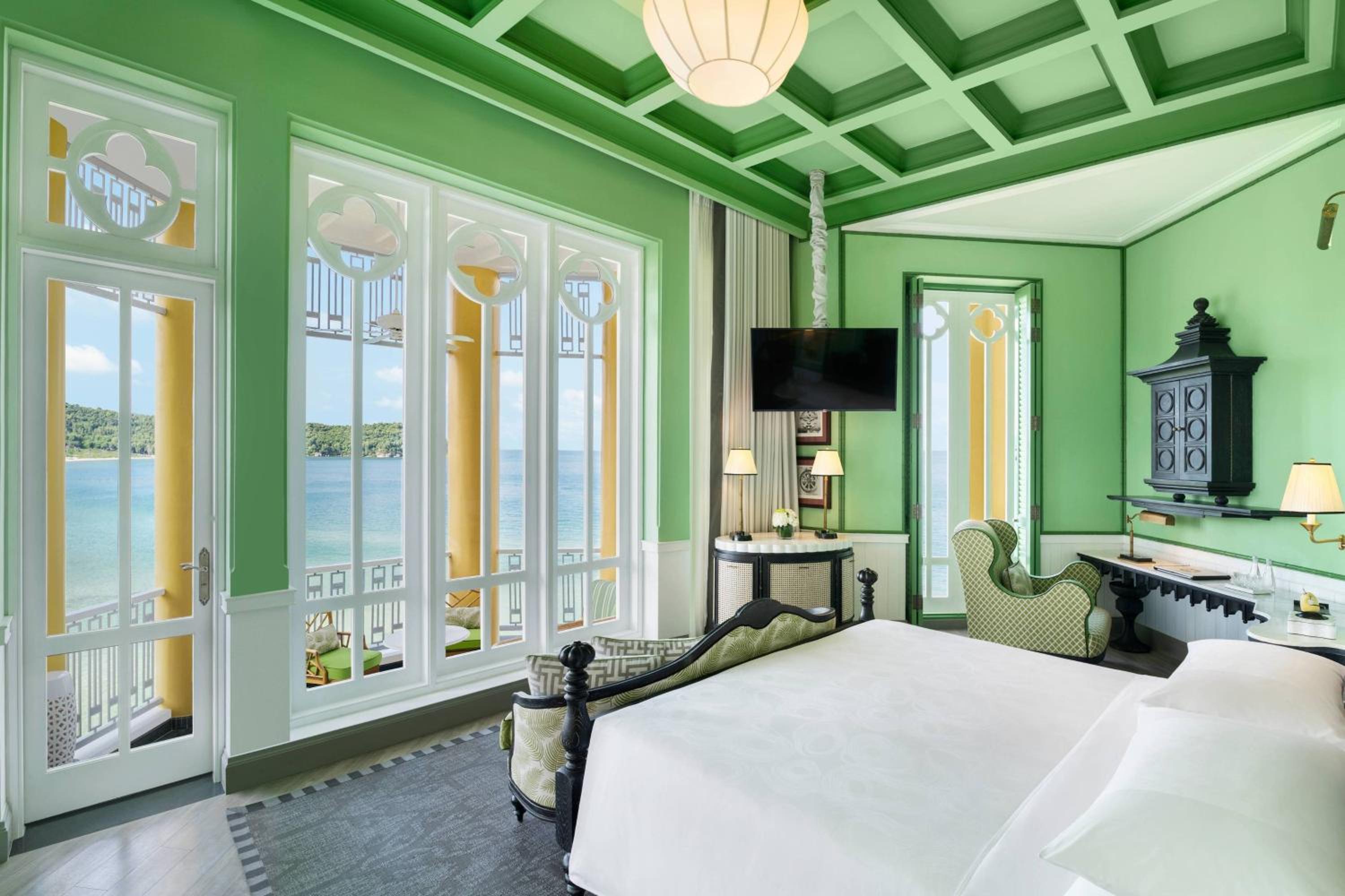 Emerald Bay, Deluxe, King Bed, Ocean View, Balcony