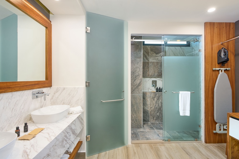 Cristalino Lagoon Front Hotel, Restaurant & Spa 92/94