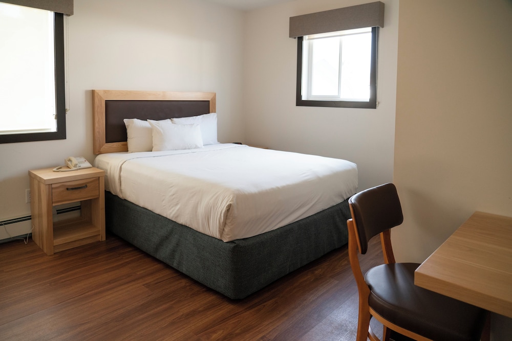 STUDIO, QUEEN BED