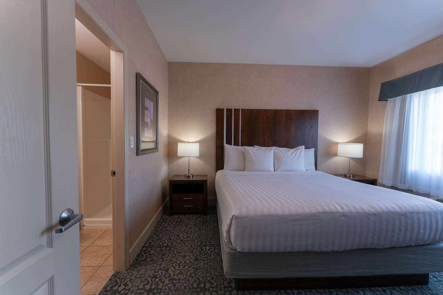 جناح بسرير كينج وسرير كوين بغرفتي نوم مع أريكة بمطبخ صغير، Prestige Cranbrook Hotel, BW Premier Collection 3/4