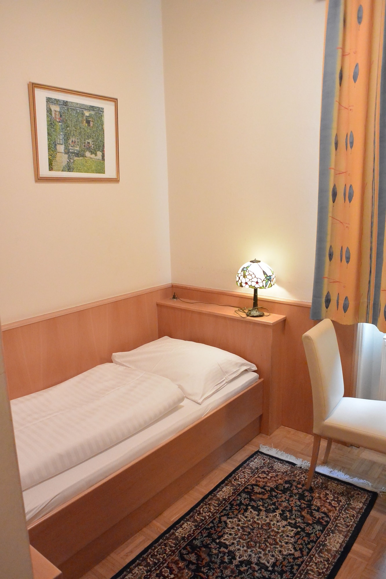 ROOM, SINGLE