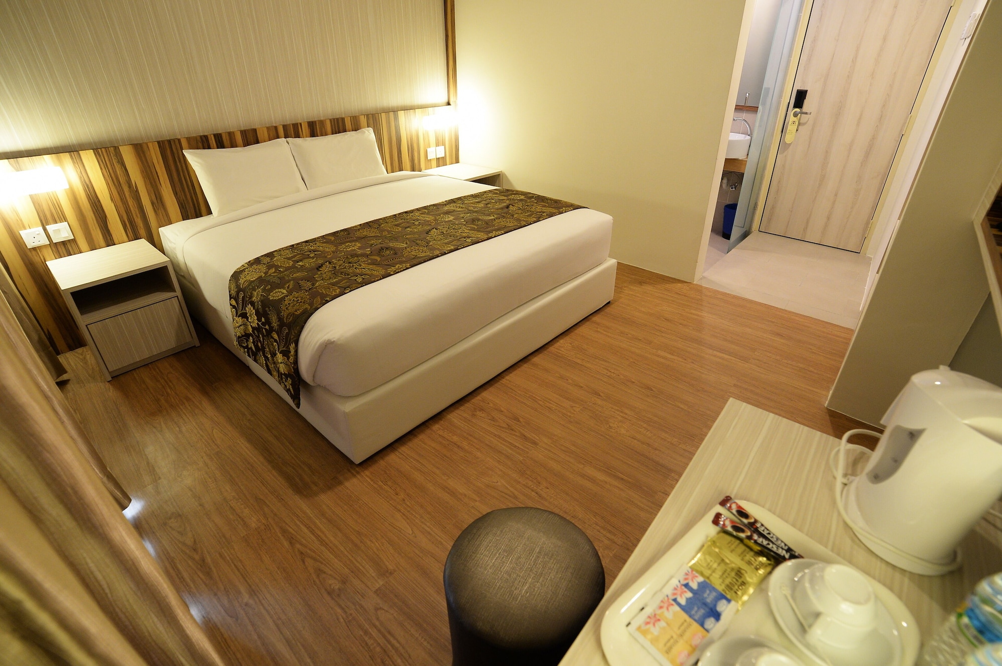DELUXE, KING BED
