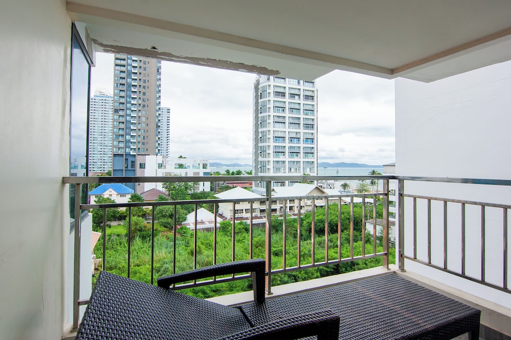 Golden Jomtien Beach Hotel 86/100
