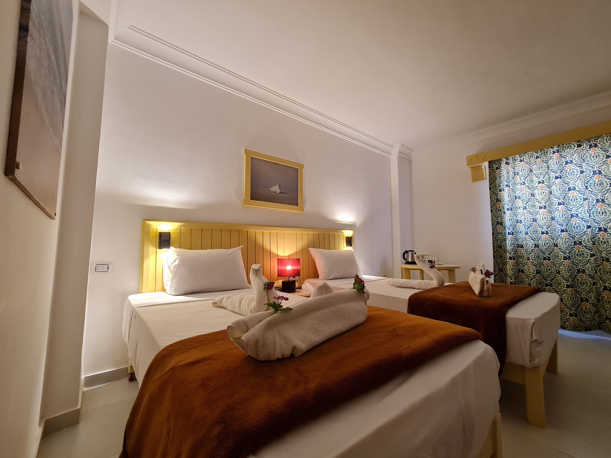 DELUXE, DOUBLE BED