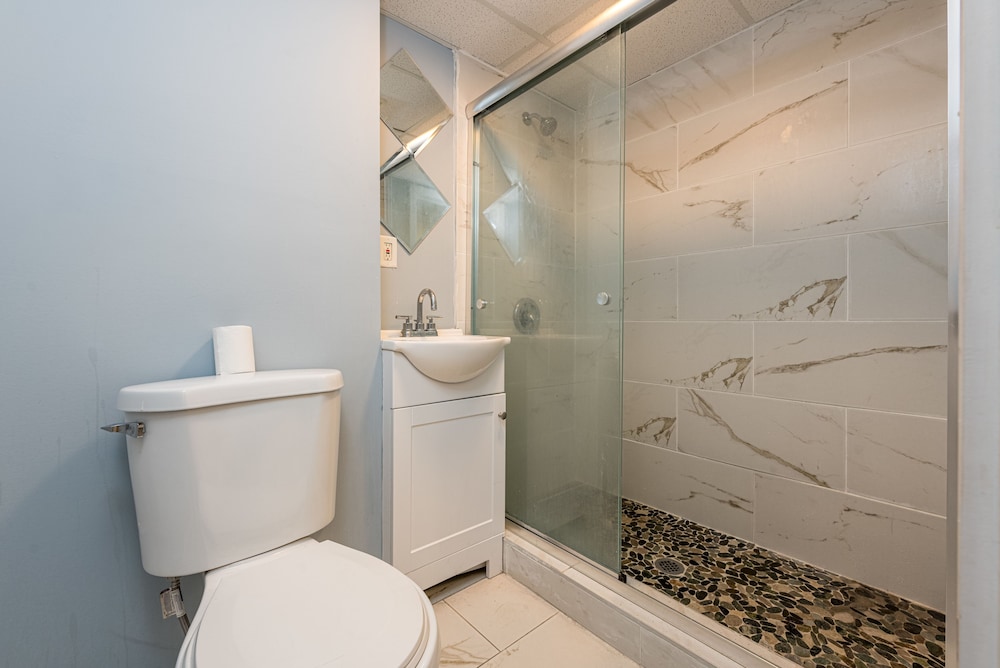 Boardwalk Hotel Charlee Beach House Rentals 46/50