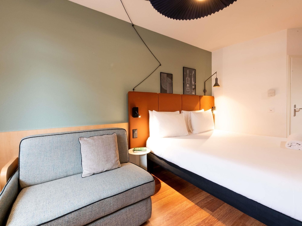 COMFORT, QUEEN BED, SOFA