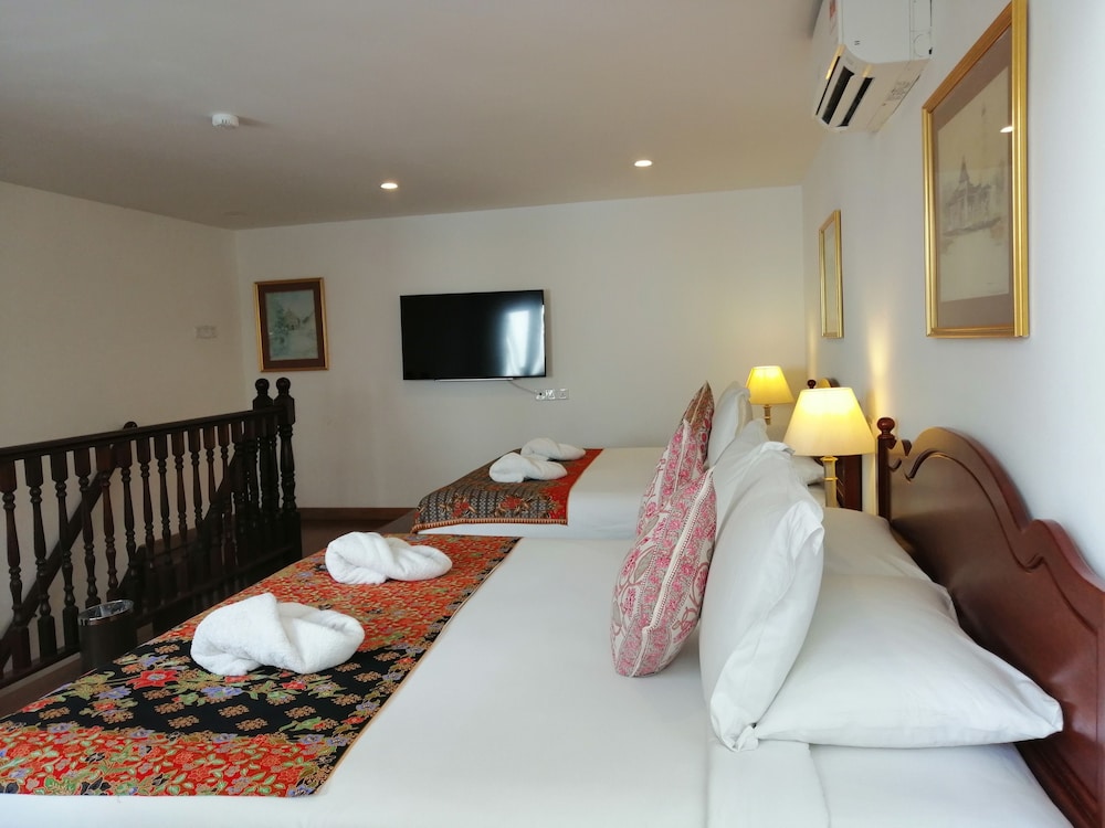 Heeren Straits Hotel 27/75