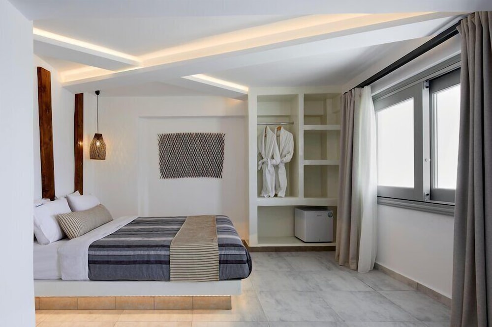 Suite, Double and Twin Beds, Lateral Caldera View, Side