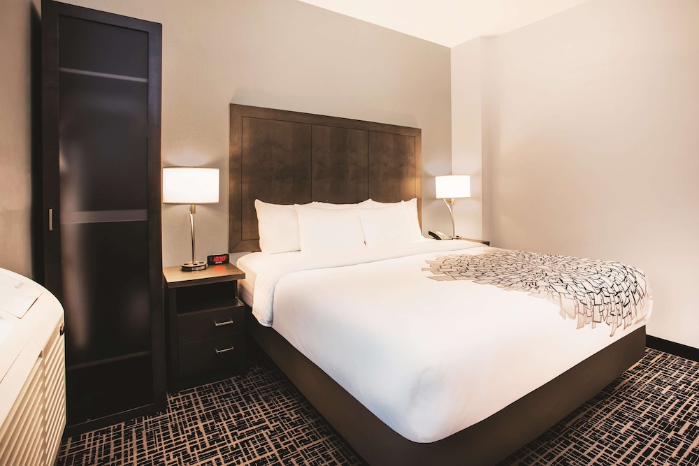 ROOM, QUEEN BED, CITY VIEW