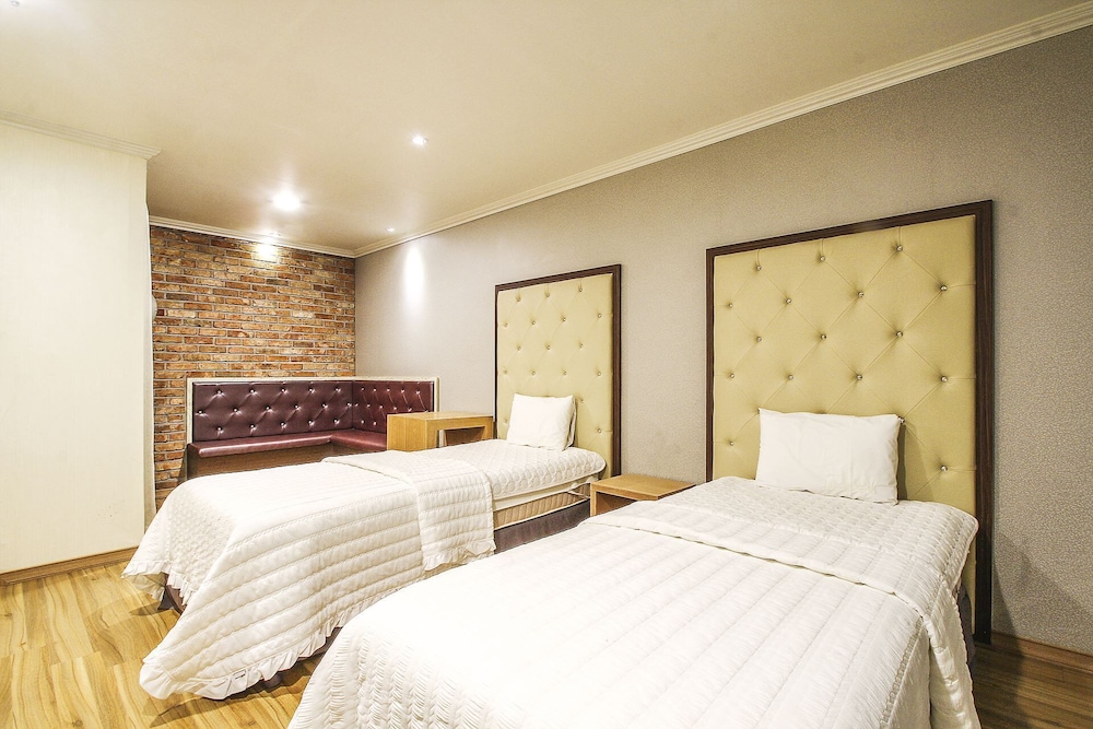 BUSINESS, TWIN BEDS