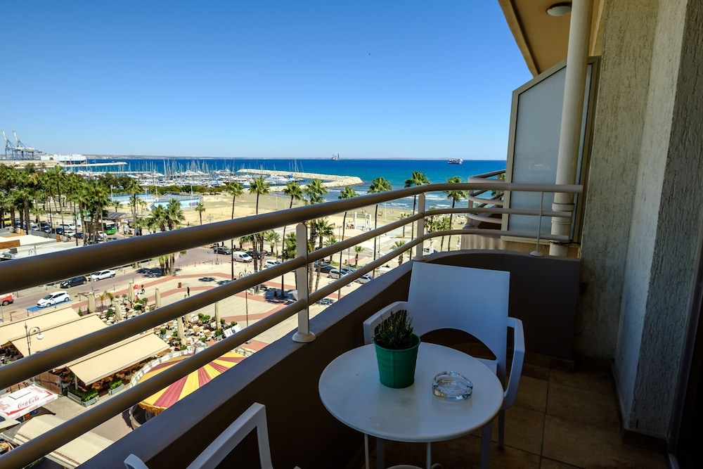 Les Palmiers Beach Hotel 65/69