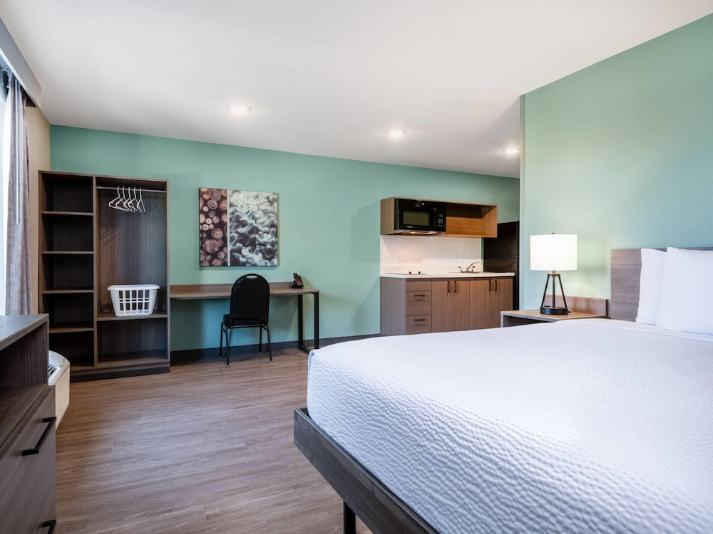 ECHO Suites Extended Stay by Wyndham Springfield Airport PLZ 17/49
