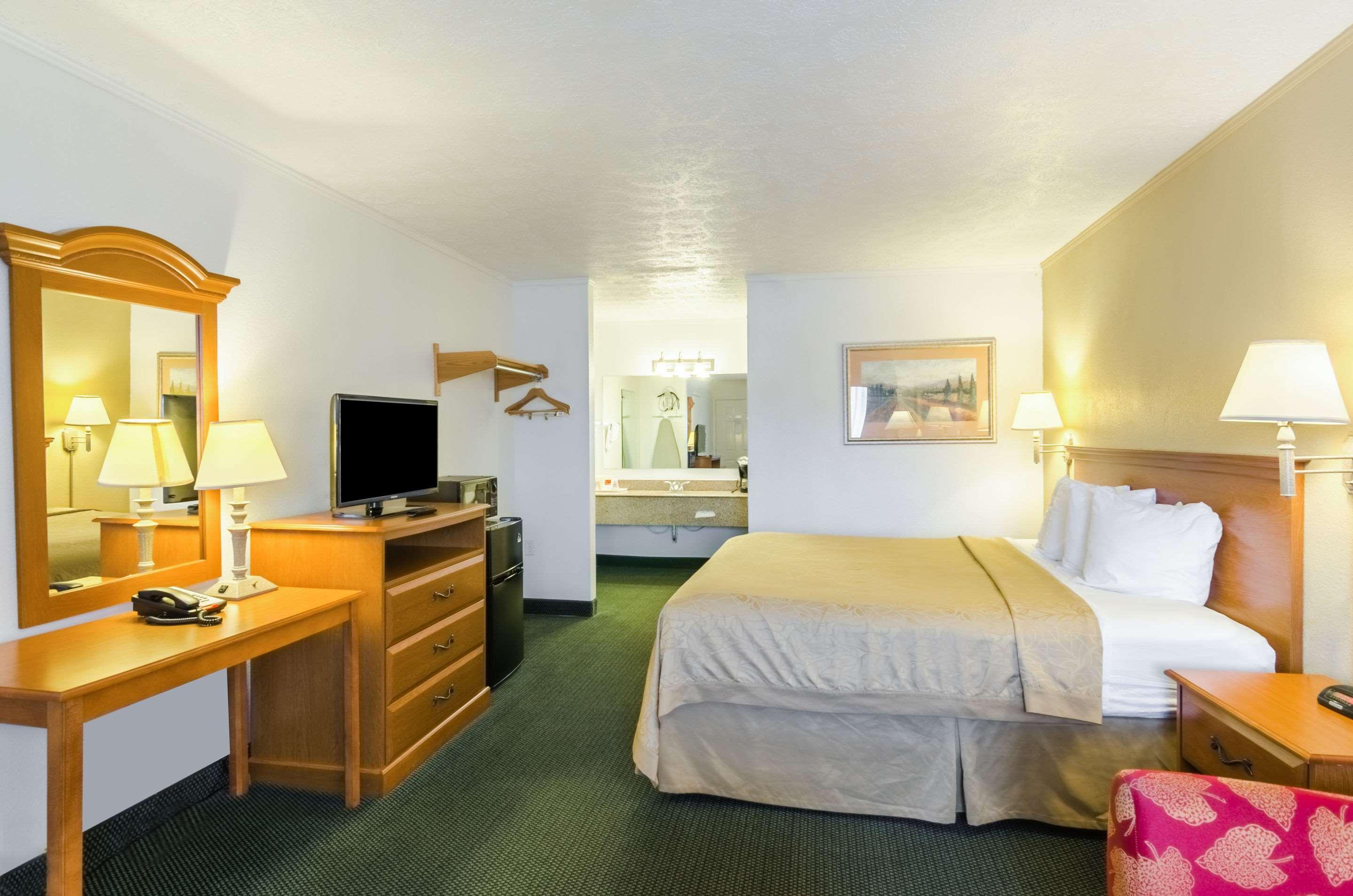 غرفة بسرير كينج، SureStay Hotel by Best Western Summersville 3/3