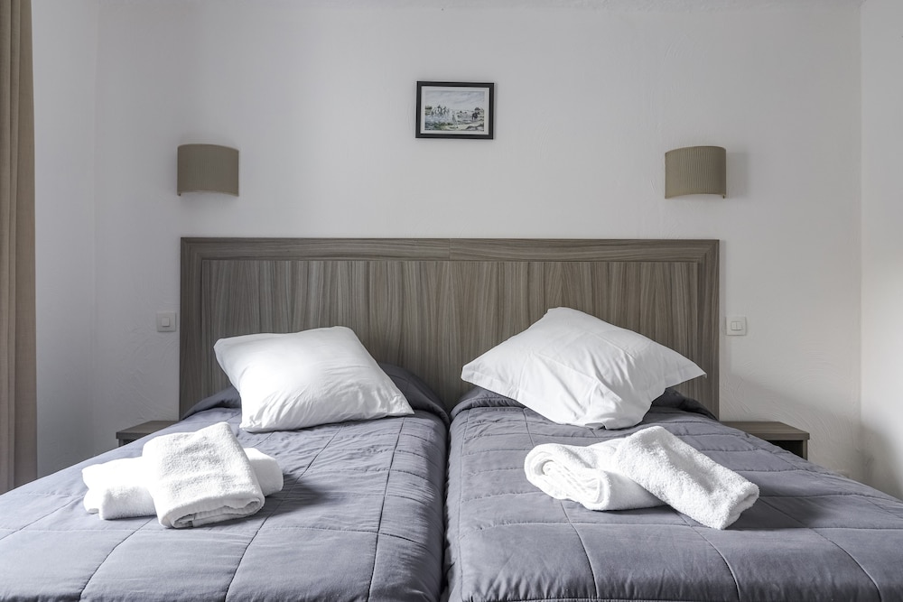 Hotel Les Palmiers En Camargue 32/50
