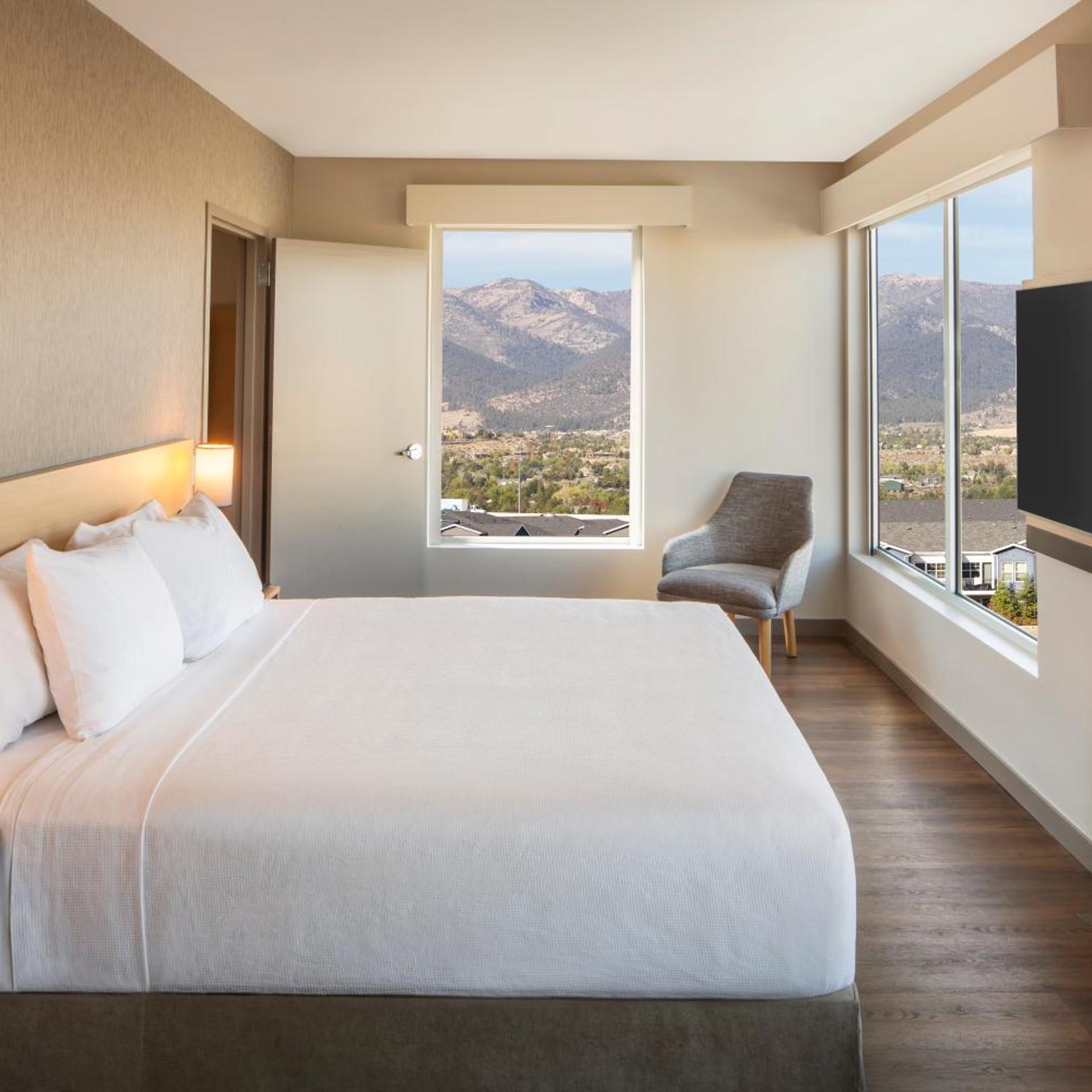 Suite, King Bed, Sofa, Bathtub, Accessible