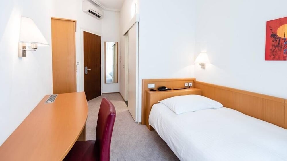 ROOM, SINGLE