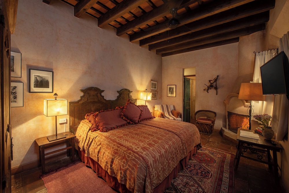 DELUXE, KING BED