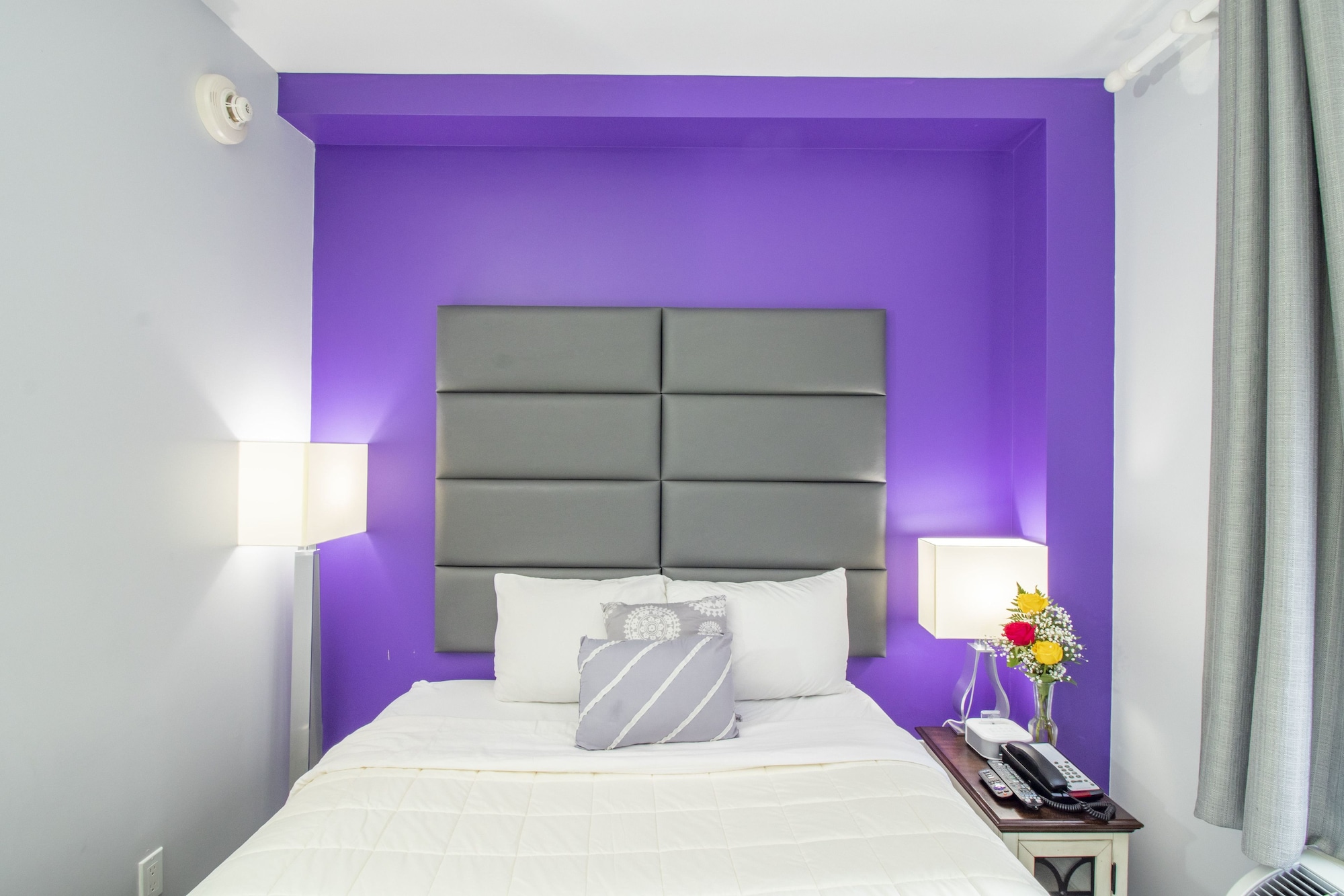 STANDARD, QUEEN BED, CITY VIEW