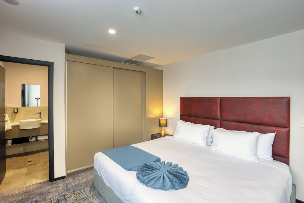 2 Bedrooms, Suite, King and Twin Beds, 2 Bathrooms