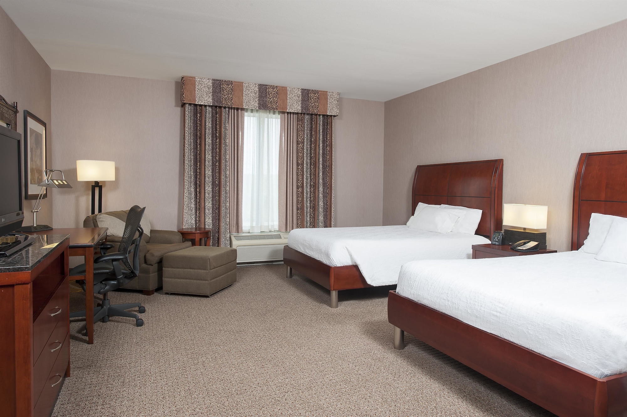 EVOLUTION, JUNIOR SUITE, 2 QUEEN BEDS