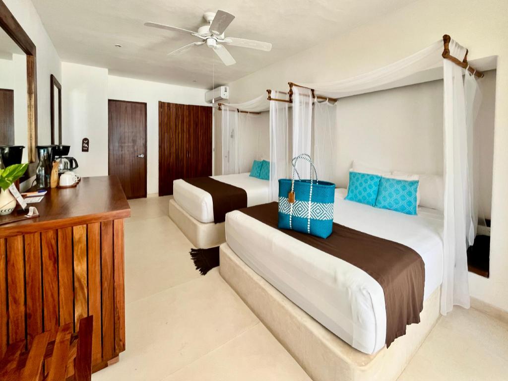 Swim Up, 2 Queen Beds, Plunge Pool