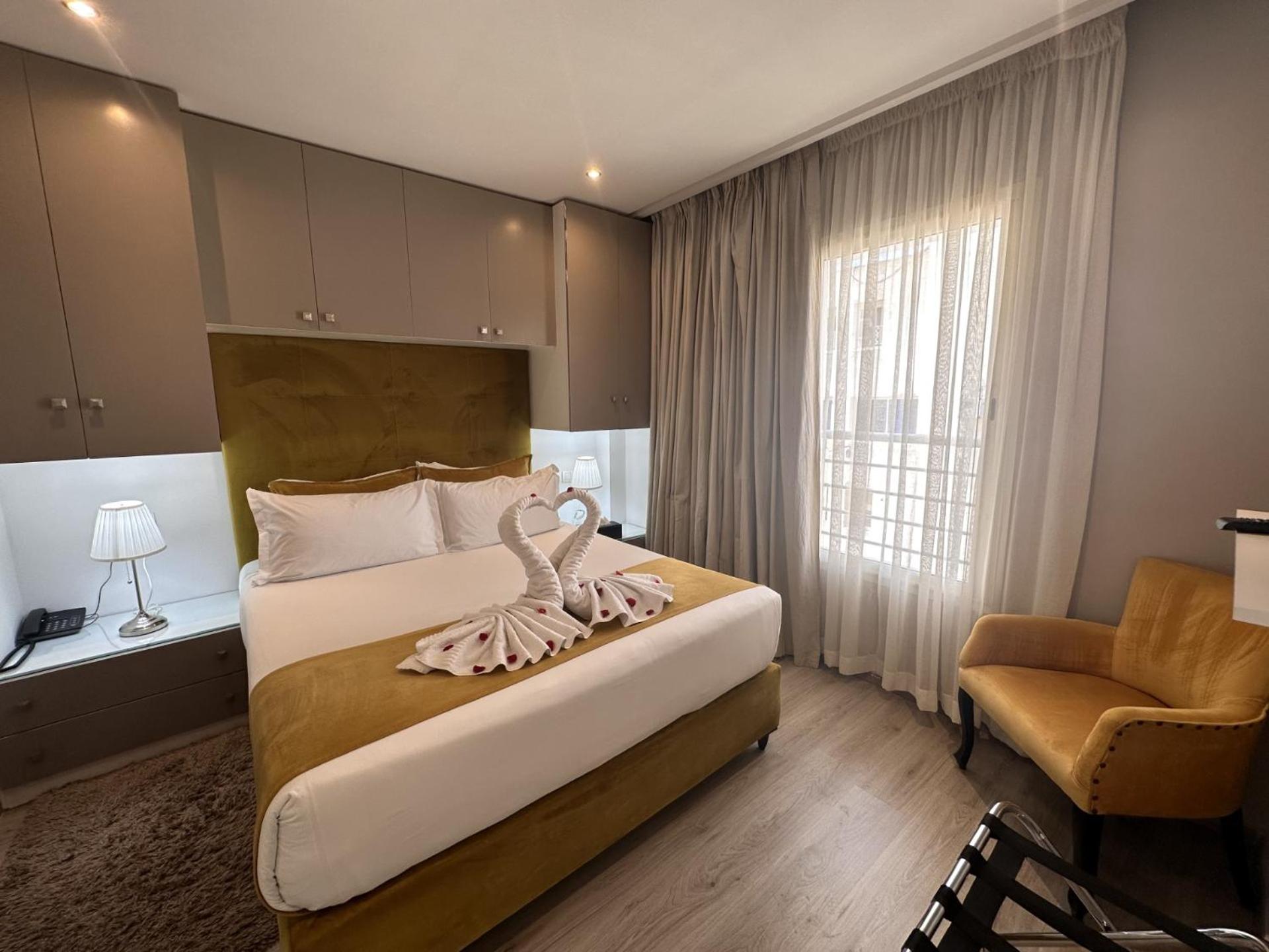 Executive, Suite