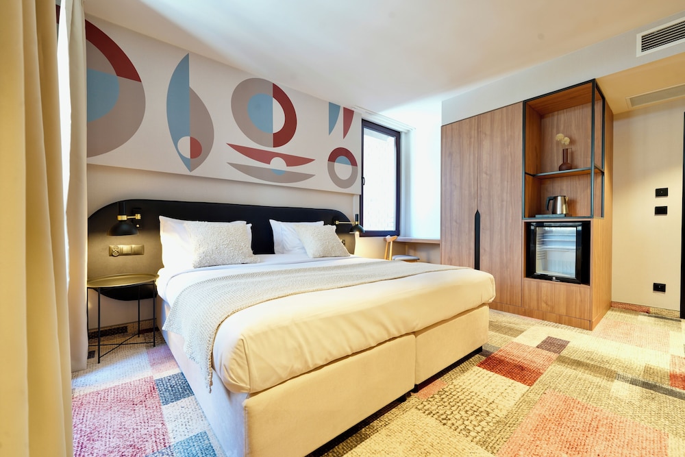 EXECUTIVE, DOUBLE BED, BATHTUB