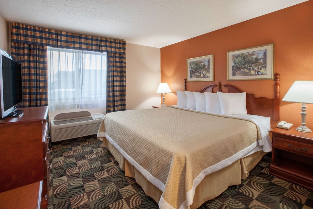 غرفة قياسية بسرير كينج بحوض جاكوزي، Days Inn by Wyndham Hillsdale 6/10