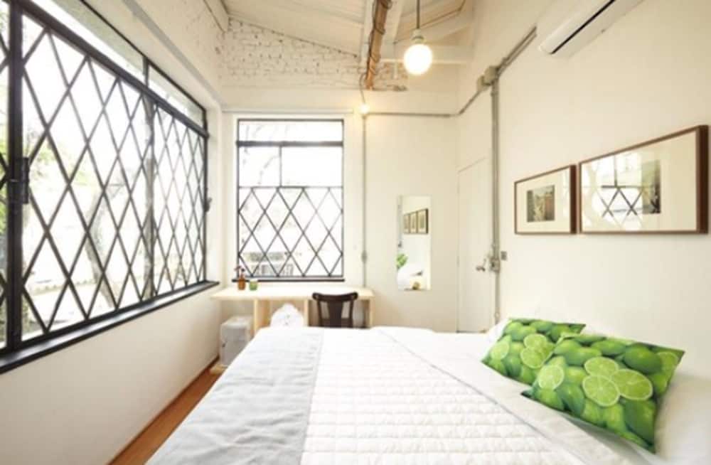 GRAND, DOUBLE OR TWIN BED