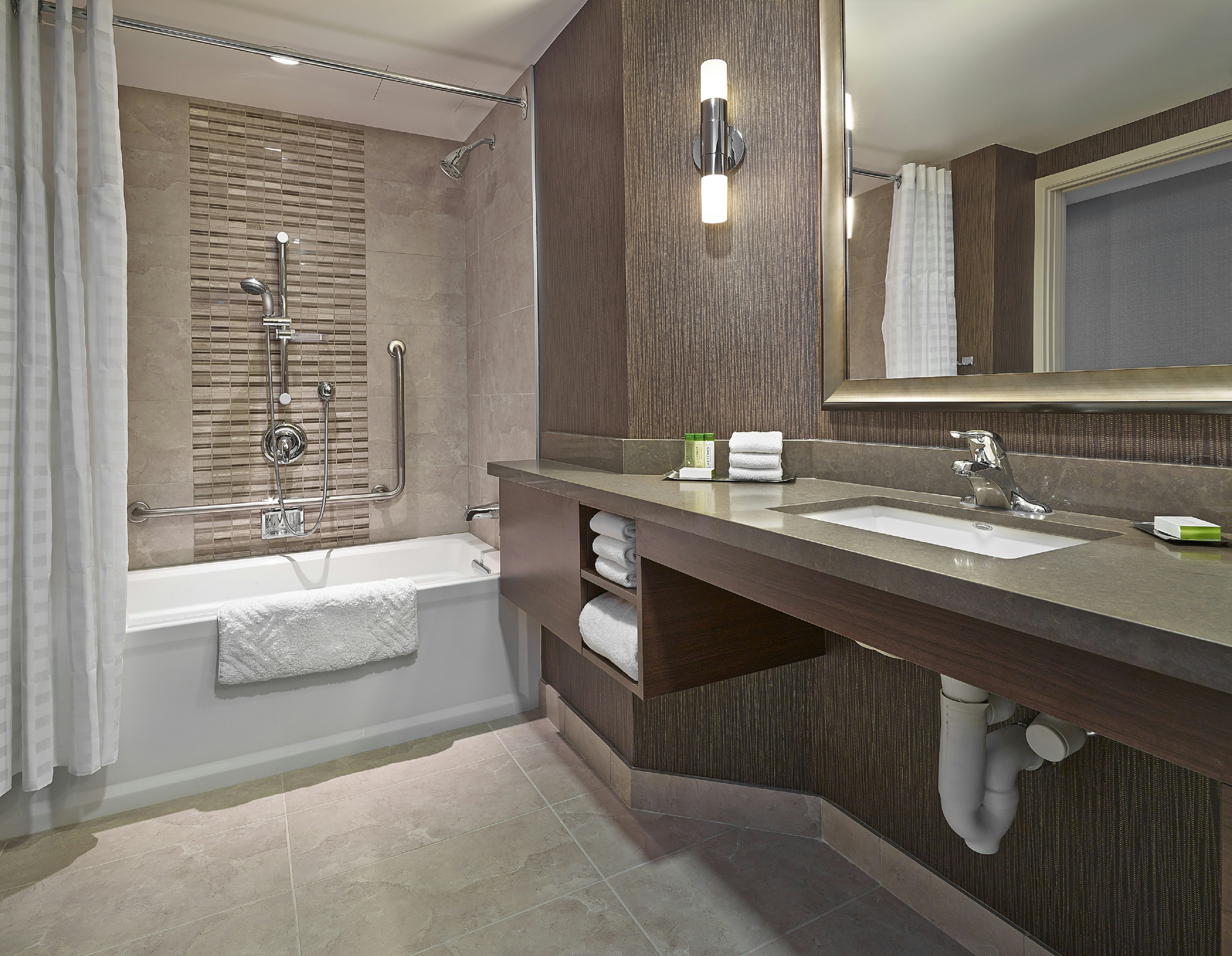 1 BEDROOM, KING BED, ACCESSIBLE