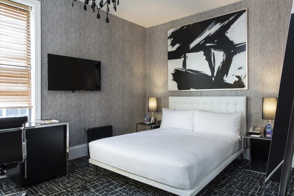The Square Hotel 25/50