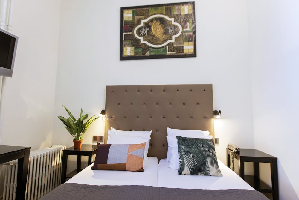 Quentin England Hotel 40/42
