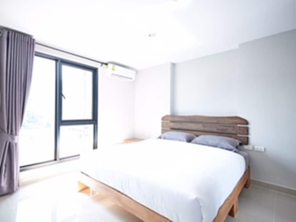 Baan Pakdi 8/30
